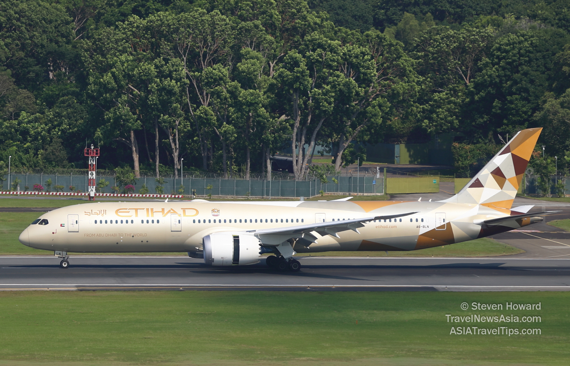 Etihad Airways B787-9 reg: A6-BLN. Picture by Steven Howard of TravelNewsAsia.com Click to enlarge.