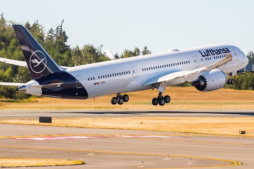 Lufthansa Takes Delivery of First of 32 Boeing 787 Aircraft