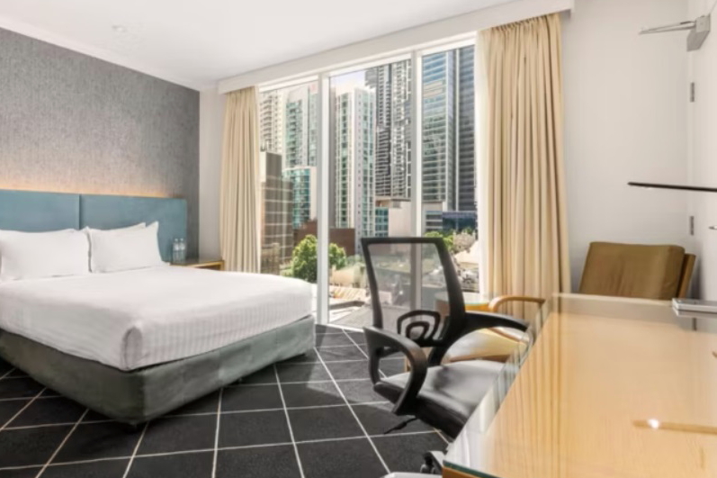 Kamar ing hotel Holiday Inn Darling Harbour ing Sydney, Australia.  Klik kanggo nggedhekake.