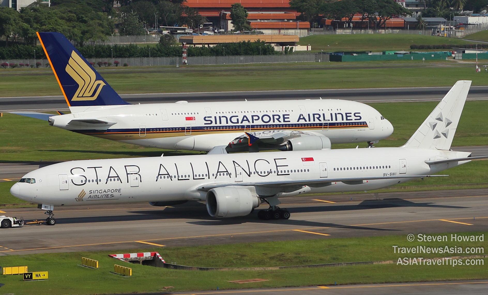 Singapore Airlines A380 lan B777 ing Changi.  Gambar dening Steven Howard saka TravelNewsAsia.com Klik kanggo nggedhekake.